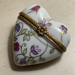 VINTAGE LIMOGE HAND-PAINTED HEART PORCELAINE BOX